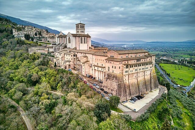 Las 8 ciudades medievales italianas más bonitas para visitar 4 Asis