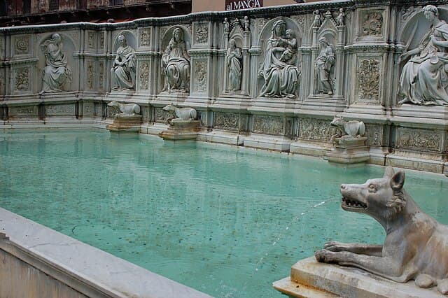 Las 10 fuentes más bonitas de Italia 8 Fonte Gaia - Siena