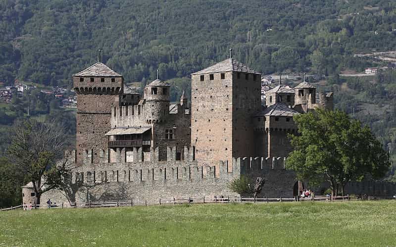 10 Monumentos Ocultos de Italia que Vale la Pena Descubrir 5 Feniz castillo