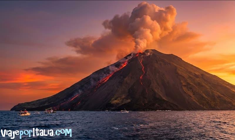 Qué ver en las Islas Eolias: Guía para viajar 1 Volcan estromboli