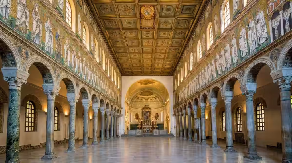 Qué ver en Rávena: guía imprescindible para descubrir sus maravillas 3 Interior de la Basílica de San Apolinar Nuevo con mosaicos bizantinos