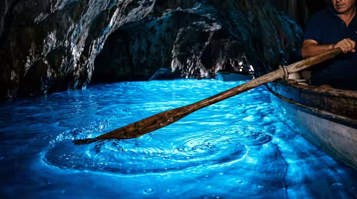 Guía definitiva para visitar la Gruta Azul: el corazón de zafiro de Capri 2 capri Detalle del agua color azul eléctrico iluminada por el sol dentro de la cueva marina de la Gruta Azul.