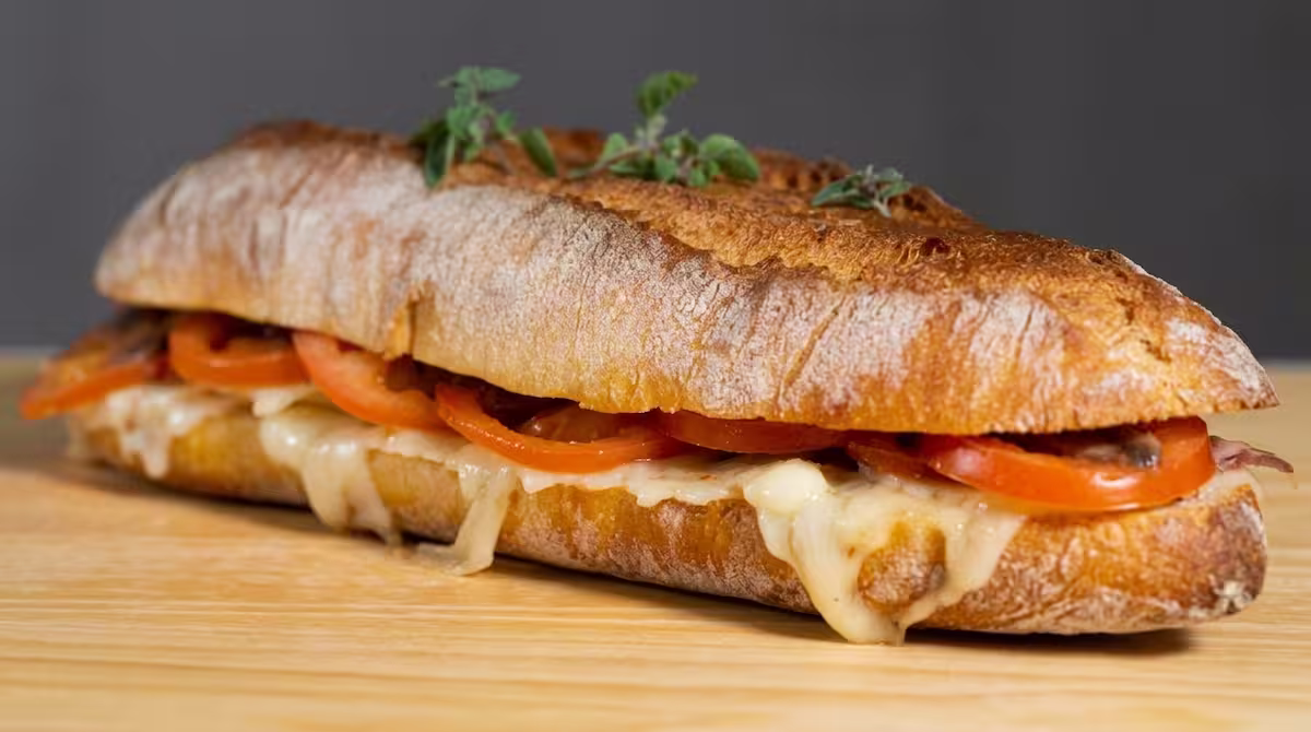 Qué Ver en Stromboli y Vulcano: Excursión al volcán en erupción 4 pane cunzato, pan típico siciliano sazonado con tomates, alcaparras aceitunas y queso pecorino.