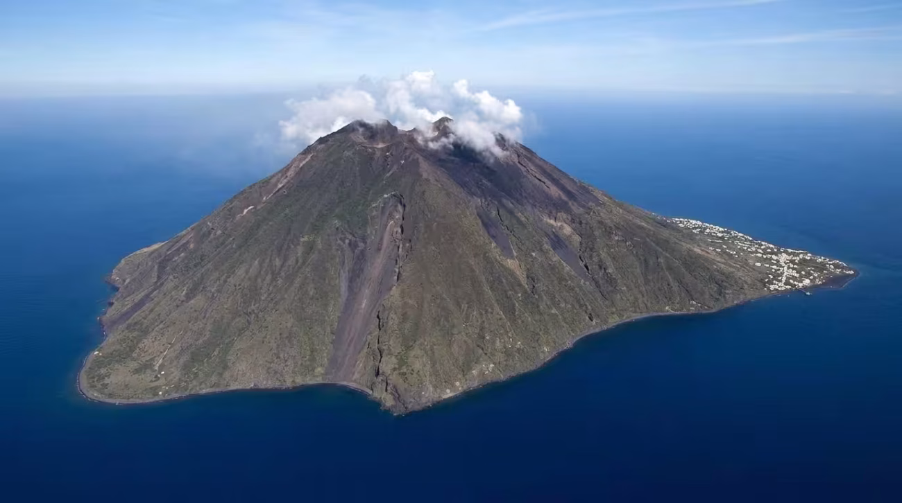 Qué Ver en Stromboli y Vulcano: Excursión al volcán en erupción 2 vista panoramica de stromboli