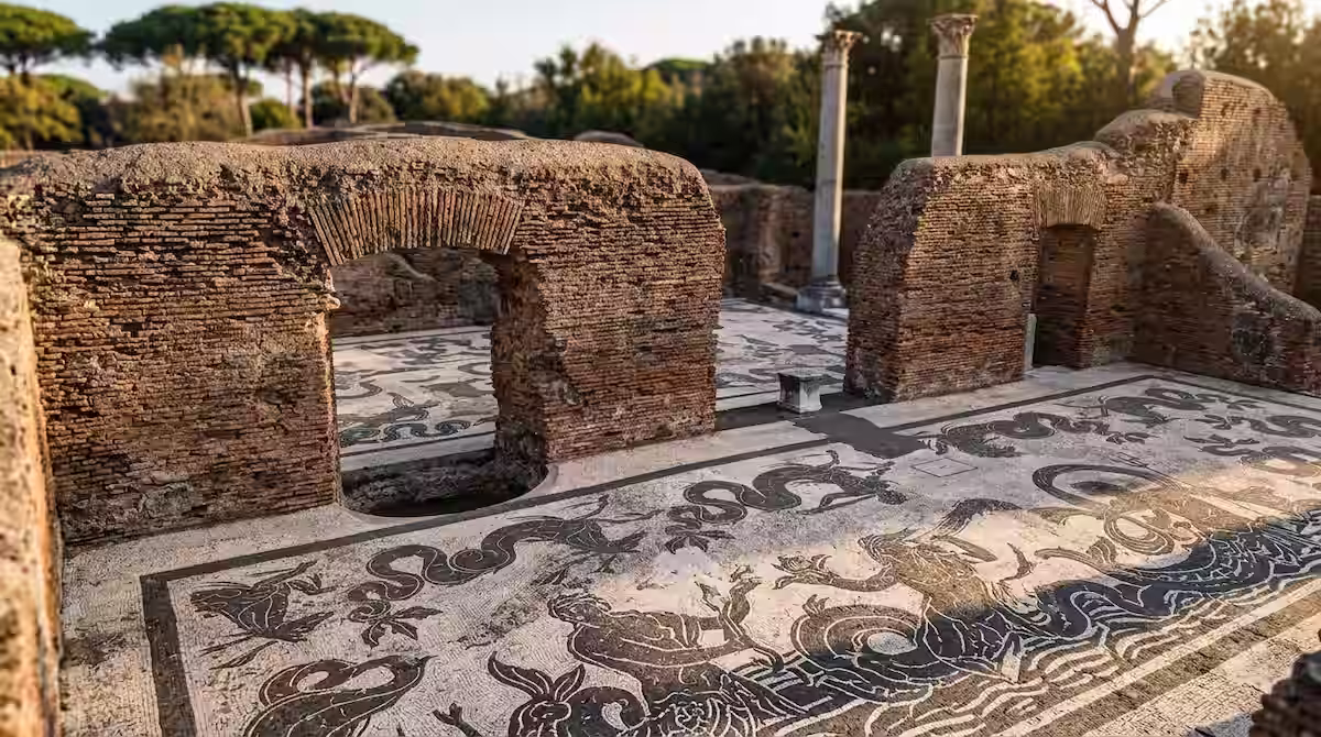 Visitar Ostia Antica desde Roma: Guía para descubrir el antiguo puerto de la Ciudad Eterna 3 Detalle de los mosaicos romanos de la Plaza de las Corporaciones en el yacimiento de Ostia Antica.