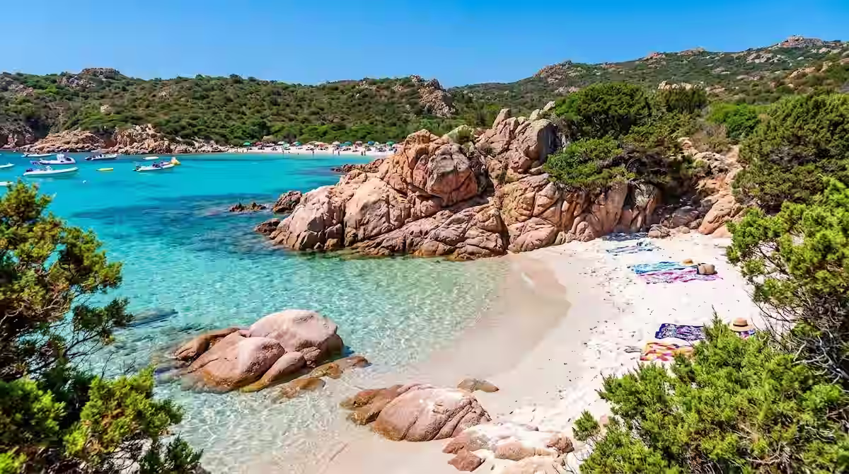 Qué ver en la Costa Esmeralda de Cerdeña: De Porto Cervo a sus playas encantadoras 2 Playa del Príncipe en Cerdeña con aguas cristalinas turquesas y rocas de granito rosa.